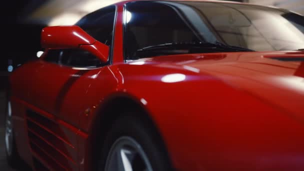 Ferrari vermelho 348 TB estacionado em uma garagem com faróis ligados — Vídeo de Stock