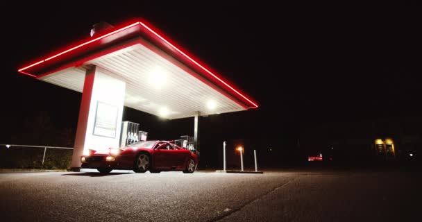 Mujer en mono saliendo de Ferrari rojo en gasolinera — Vídeo de stock