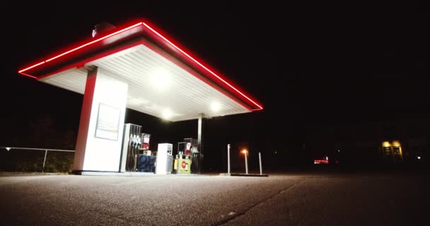 Stație de gaz iluminat pe timp de noapte — Videoclip de stoc