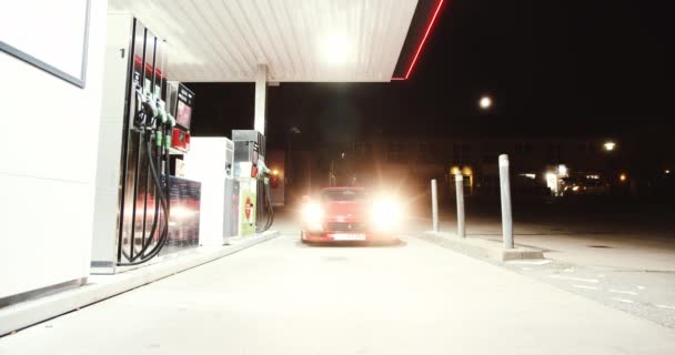 Ferrari rojo 348 TB que conduce a la gasolinera por la noche — Vídeo de stock