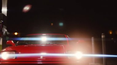 Kırmızı Ferrari 348 tüberküloz Gece Garaja Gidiyor