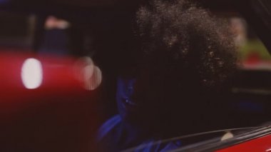 Ferrari 'de Afro Saçlı Gülümseyen Kadın Geceleyin 348 tüberküloz