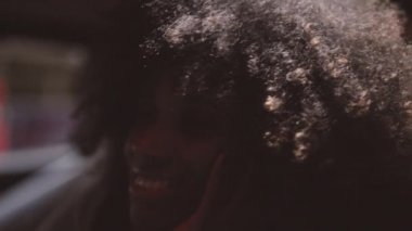 Ferrari 'de Afro Saçlı Gülümseyen Kadın