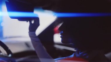Ferrari 348 vereminde Afro Saçlı Kadın Sürücü Koltuğu