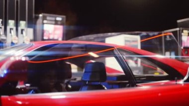 Kırmızı Ferrari 'den çıkan Afro saçlı kadın. Geceleri 348 tüberküloz.