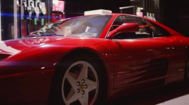 Kırmızı Ferrari 'deki Kadın 348 Tüberküloz Benzin İstasyonuna Park Edildi