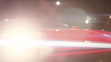 Kırmızı Ferrari 348 TB Gece Benzin İstasyonu Kadın Sürücüyle