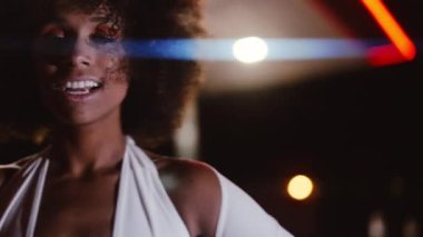 Afro elbiseli kadın Ferrari 348 'den benzin istasyonunda dans ediyor.