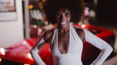 Afro elbiseli kadın. Ferrari 348 Benzin İstasyonunda poz verdi.