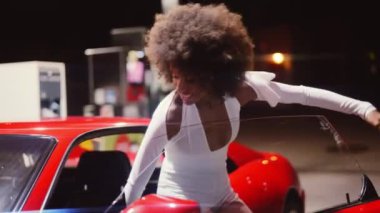 Afro Saçlı Kadın Kırmızı Ferrari 348 tüberküloza giriyor