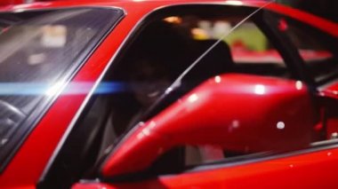 Kızıl Ferrari 348 'in Kapanış Kapısı Afro Saçlı Kadın