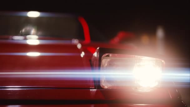 Glödande strålkastare av röd Ferrari 348 TB — Stockvideo