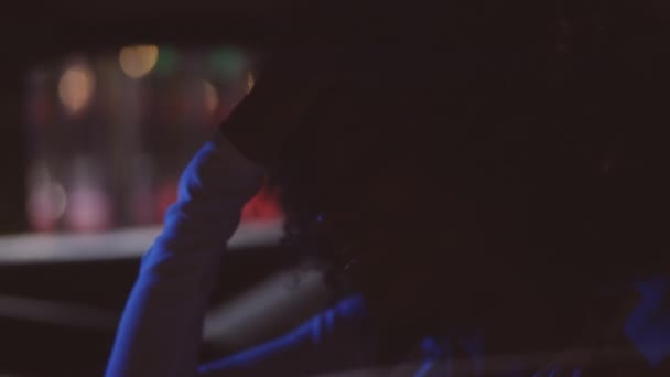 Donna con capelli afro in Ferrari 348 TB di notte — Video Stock