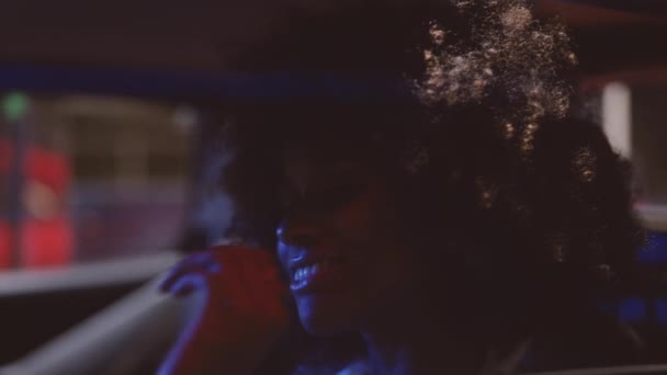 Mulher com cabelo afro em Ferrari 348 TB à noite — Vídeo de Stock