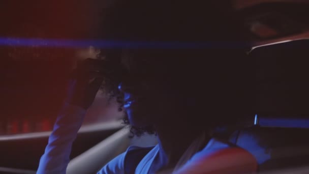 Vrouw met Afro haar in Ferrari 348 TB 's nachts — Stockvideo