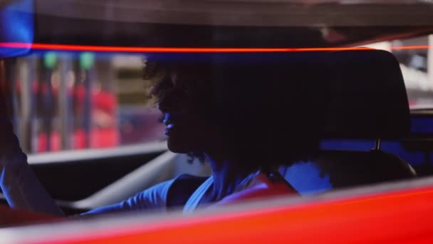Mulher com cabelo afro no assento do motorista de Ferrari 348 TB — Vídeo de Stock
