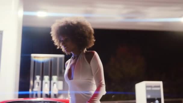 Femme avec afro marche de Ferrari 348 TB garé dans le garage — Video