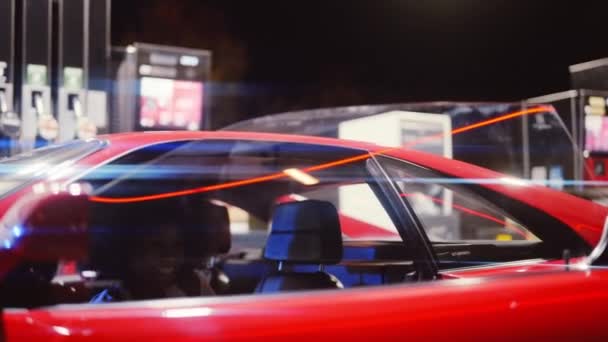 Женщина с афро выходит из Red Ferrari 348 TB ночью — стоковое видео