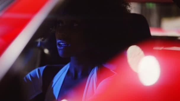 Frau in rotem Ferrari 348 TB bei Nacht — Stockvideo