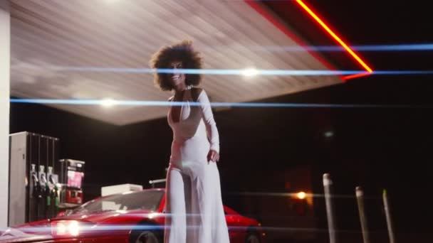 Donna in posa in tuta davanti alla Ferrari rossa 348 TB — Video Stock
