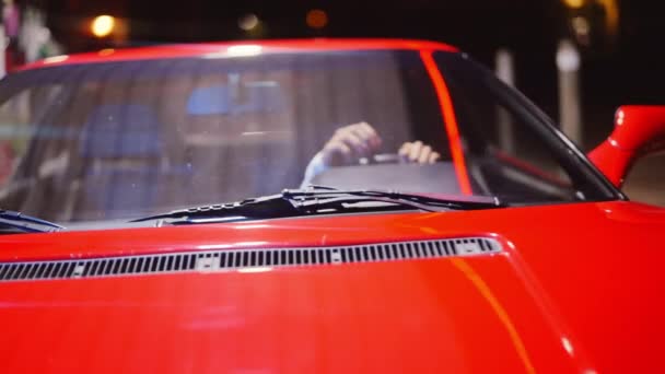 Жінки, що адаптують дзеркало в червоному Ferrari 348 ТБ, припарковані на газовій станції — стокове відео