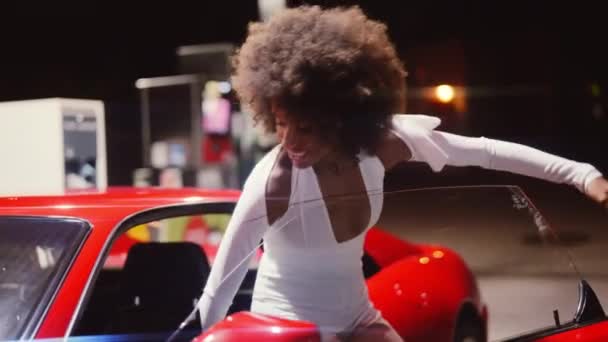 Mulher com cabelo afro entrando no Ferrari vermelho 348 TB — Vídeo de Stock