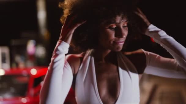 Femeie Cu Afro În Jumpsuit Posing De Ferrari 348 În Gară — Videoclip de stoc