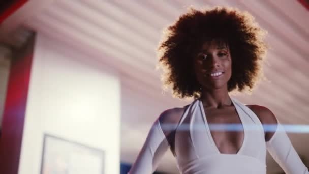Kvinna med Afro I Jumpsuit Posing In Gas Station På natten — Stockvideo