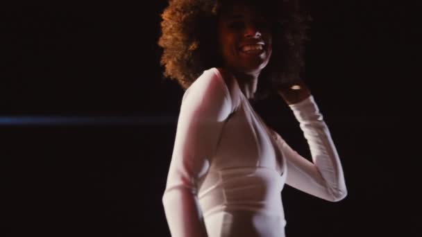 Kvinna med Afro I Jumpsuit Posing In Gas Station På natten — Stockvideo