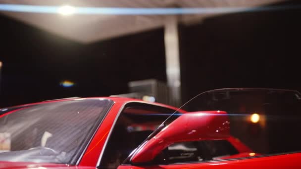 Vrouw met Afro Haar Exiting Red Ferrari 348 TB In het tankstation — Stockvideo