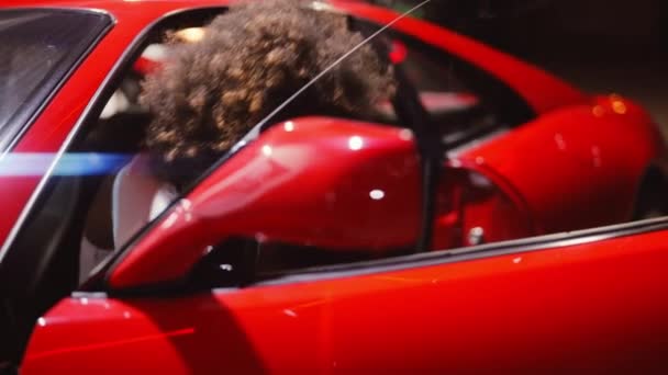 Donna con capelli afro uscita rosso Ferrari 348 TB nella stazione di servizio — Video Stock