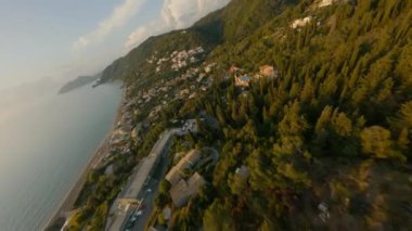 Günbatımında Korfu 'daki sahil kasabasında insansız hava aracı