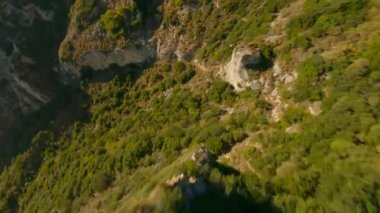 Güneş Işığı üzerinde Sahil ve Deniz 'e doğru İHA