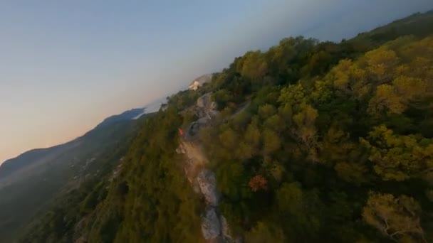 夕日の景色と展望台の上のドローン — ストック動画