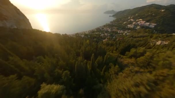 Drone sur la ville du coucher du soleil et le littoral de Corfou — Video