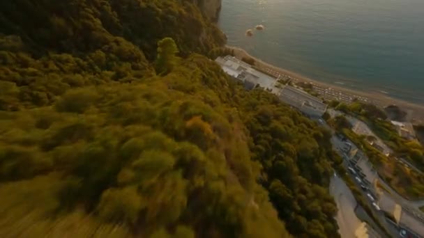 Drone de l'affleurement rocheux sur la forêt ensoleillée — Video