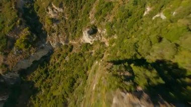 Güneş Işığı üzerinde Sahil ve Deniz 'e doğru İHA