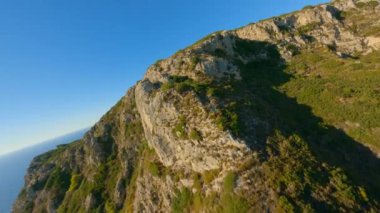 Güneş Işığı üzerinde Sahil ve Deniz 'e doğru İHA