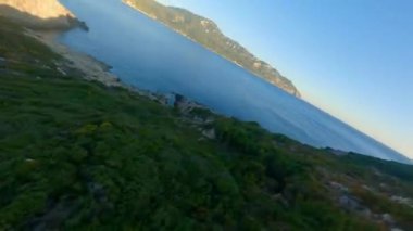 Güneş Işığı Altında İnsansız Hava Aracı Korfu Manzarası ve Kıyı Şeridi