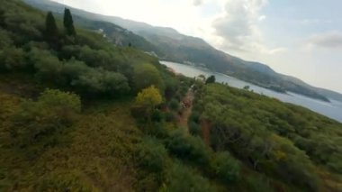 Korfu Bölgesi 'nin Harabe Duvarının Üzerindeki İnsansız Hava Aracı Denize Doğru