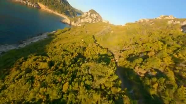 Drone sobre el paisaje y la costa de Corfú iluminados por el sol — Vídeo de stock