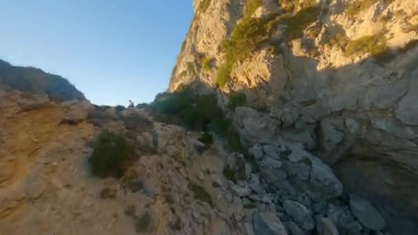 Drone door rotsboog en over kustkliffen — Stockvideo