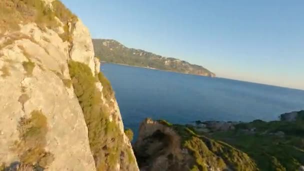 Dron nad nadmorskim krajobrazem Korfu — Wideo stockowe