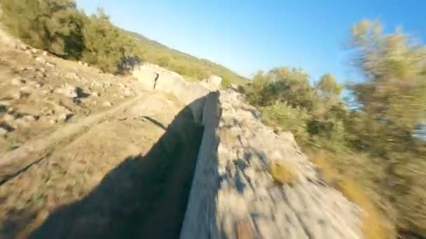 Drone sobre paredes del castillo arruinado de Gardiki en Corfú — Vídeos de Stock