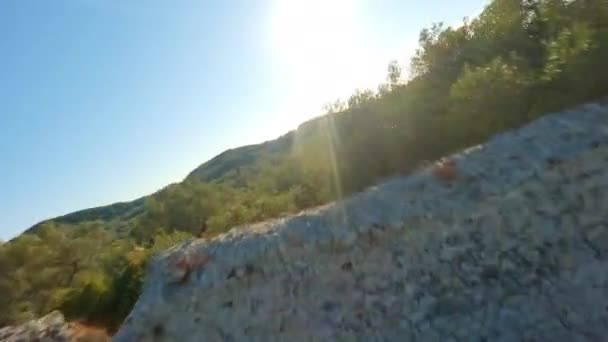 Drone nad zrujnowanym zamku Gardiki z turystów na Korfu — Wideo stockowe