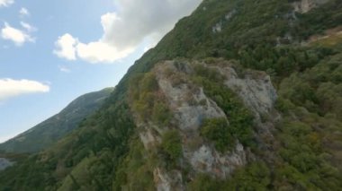 Manzaranın ve sahil şeridinin üzerinde İHA