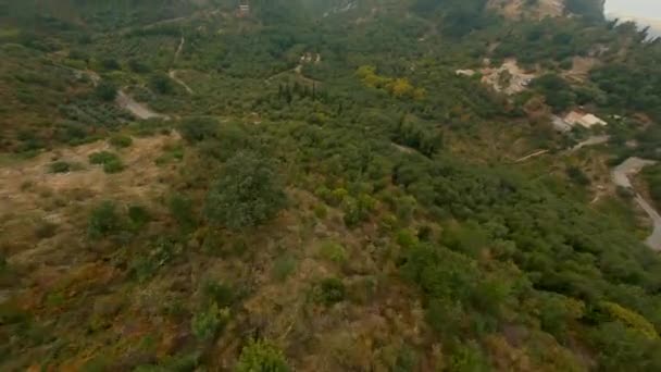 Dron let přes svěží, zelená krajina s kopci a horami — Stock video