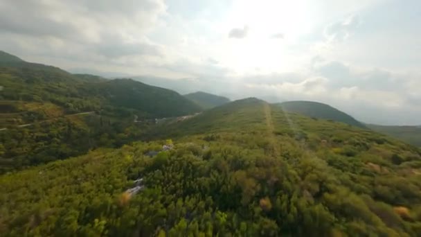 Dron nad toczenia zielony krajobraz pod błękitnym niebem — Wideo stockowe