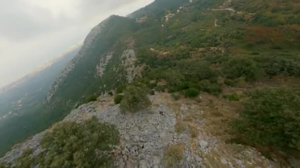 山に向かって風景とダートトラック上のドローン — ストック動画