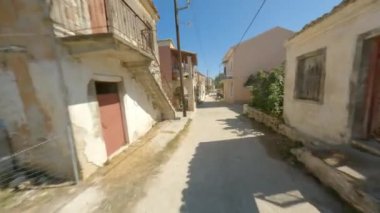 Korfu 'nun boş köy sokaklarında İHA uçuşu